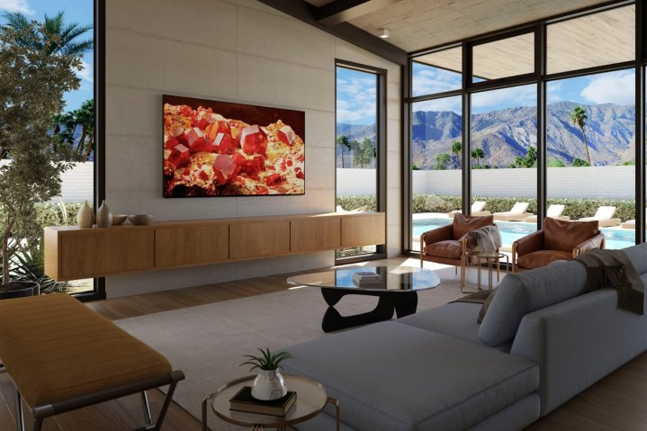 Der Sony Bravia XR X93L 4K Google TV hängt über einem Media Center in einem Wohnzimmer.
