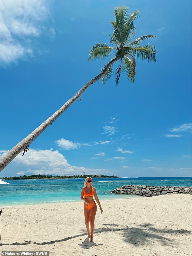 Natasha macht im Bikini einen Spaziergang am atemberaubenden Strand von Thulusdhoo, einer Insel auf den Malediven