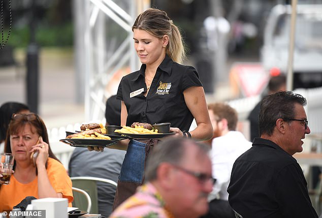Zahlen des ABS ergaben, dass fast eine Million Australier mehr als einen Job hatten (im Bild eine Kellnerin, die Kunden Essen serviert).