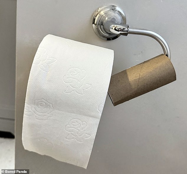 Eine Frau beschloss herauszufinden, wie lange ihr Partner brauchen würde, um die Toilettenpapierrolle zu wechseln, wie sie es normalerweise tut, aber schließlich hat er es so gemacht