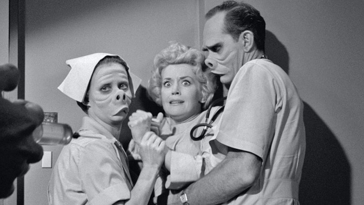 Drei Menschen drängten sich in einer Ecke in der Twilight Zone.