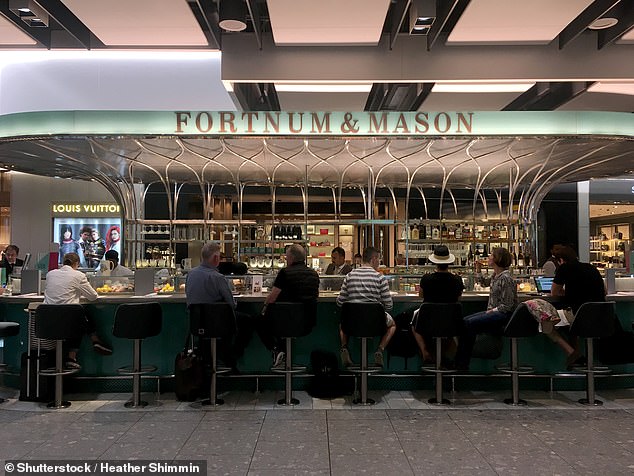 In den geschäftigen Terminals von Heathrow gibt es alles von traditionellen englischen Pubs wie dem Prince of Wales bis hin zu gehobenen Restaurants wie Fortnum & Mason (im Bild).