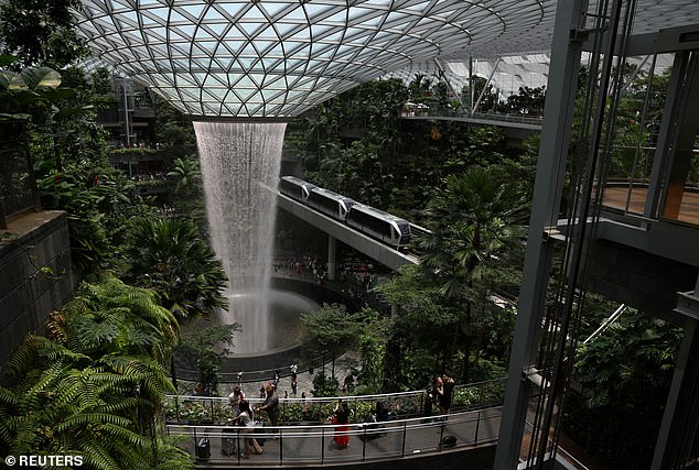 Der Flughafen Jewel Changi verfügt über eine unglaubliche Architektur, darunter den höchsten und größten Indoor-Wasserfall der Welt: den HSBC Rain Vortex mit einer Höhe von 40 Metern