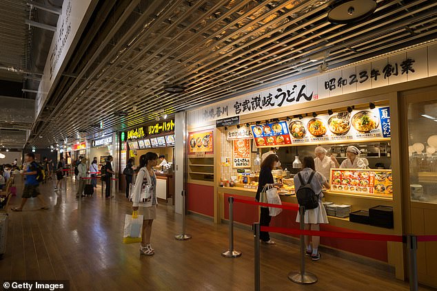 Den zweiten Platz in der Zusammenfassung von Food & Wine belegt der internationale Flughafen Tokio-Narita, der für seine authentische japanische Küche und erstklassige Sake-Bars bekannt ist