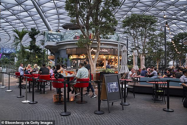 Changi bietet seinen Passagieren nicht nur einen Pool, ein kostenloses Kino und einen Schmetterlingsgarten als weitere Dutzende Annehmlichkeiten, sondern auch satte 100 Lebensmittelverkäufer zur Auswahl
