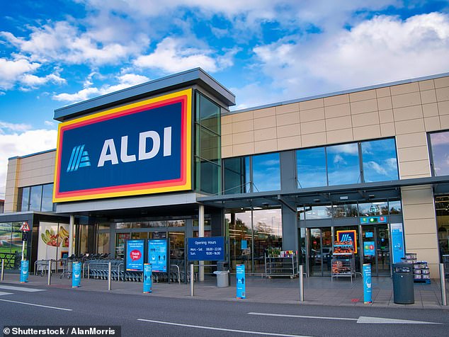 Die Fassade und das Markenlogo einer Filiale des deutschen Discounters Aldi, aufgenommen an einem sonnigen Nachmittag in einem örtlichen Fachmarktzentrum in Wirral, Großbritannien