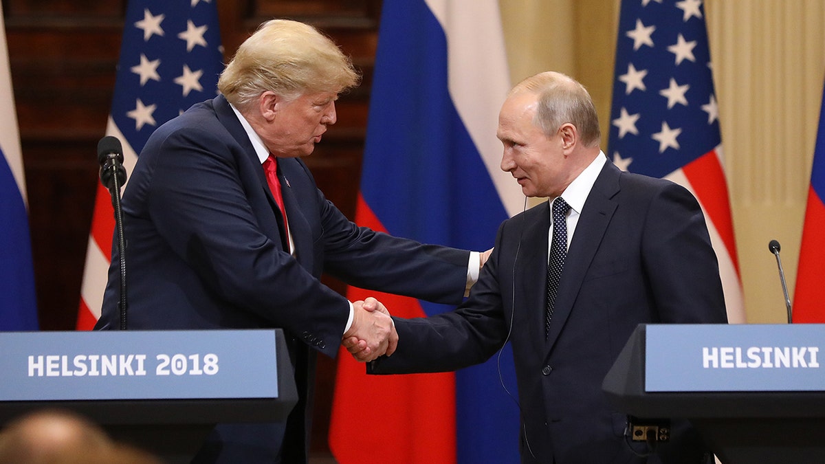 Präsident Trump schüttelt dem russischen Präsidenten Wladimir Putin während einer Pressekonferenz in Helsinki, Finnland, die Hand