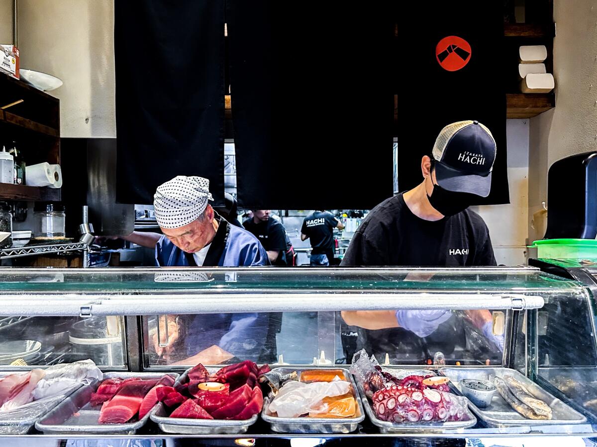 Köche arbeiten hinter der Sushi-Theke im Izakaya Hachi in Torrance.