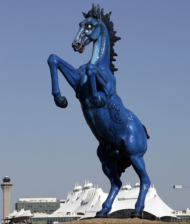 Die Blue Mustang-Statue vor dem Flughafen, bekannt als Blucifer, tötete 2006 ihren Erbauer, den Künstler Luis Jiménez