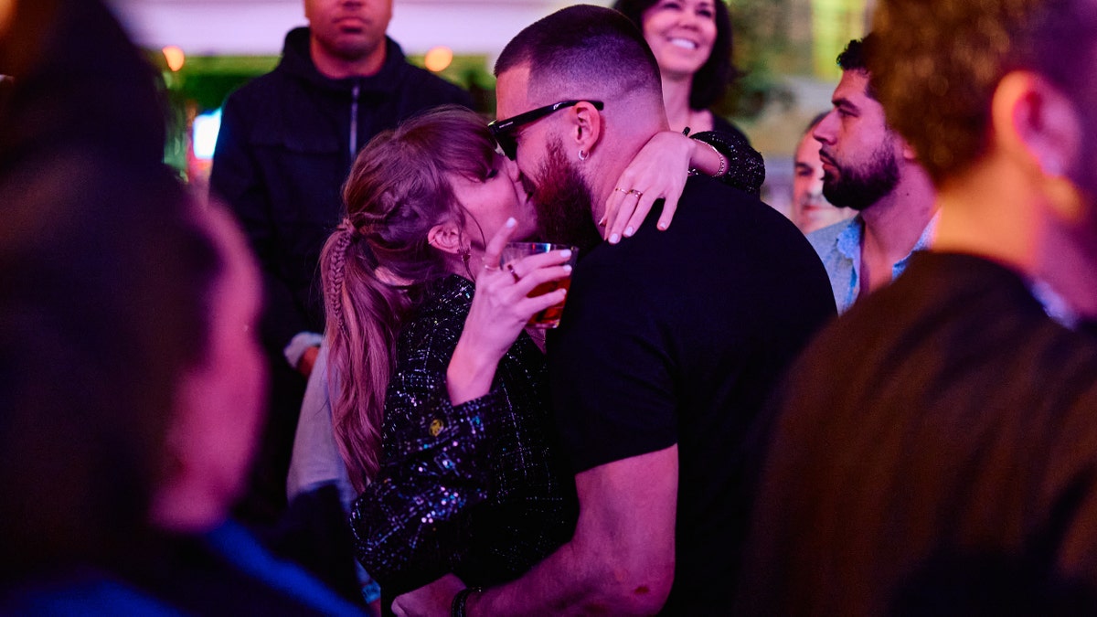 Taylor Swift und Travis Kelce küssen sich nach der Party beim Super Bowl