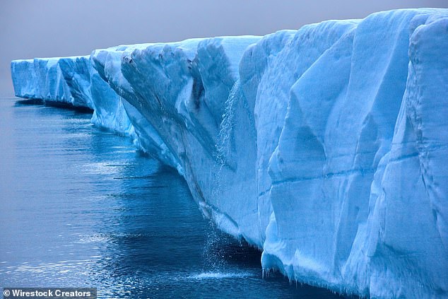 Das Ross-Schelfeis (im Bild) ist eine schwimmende Eislippe, die sich über den Ozean erstreckt.  Wissenschaftler sind unter anderem an den Wechselwirkungen zwischen Eisschelfsen und Eisströmen interessiert, weil sie sich Sorgen um die Stabilität der Eisschelfes der Antarktis in einer sich erwärmenden Welt machen