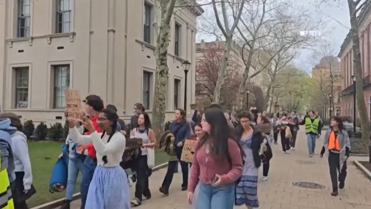 Yale-Demonstranten marschieren über den Campus