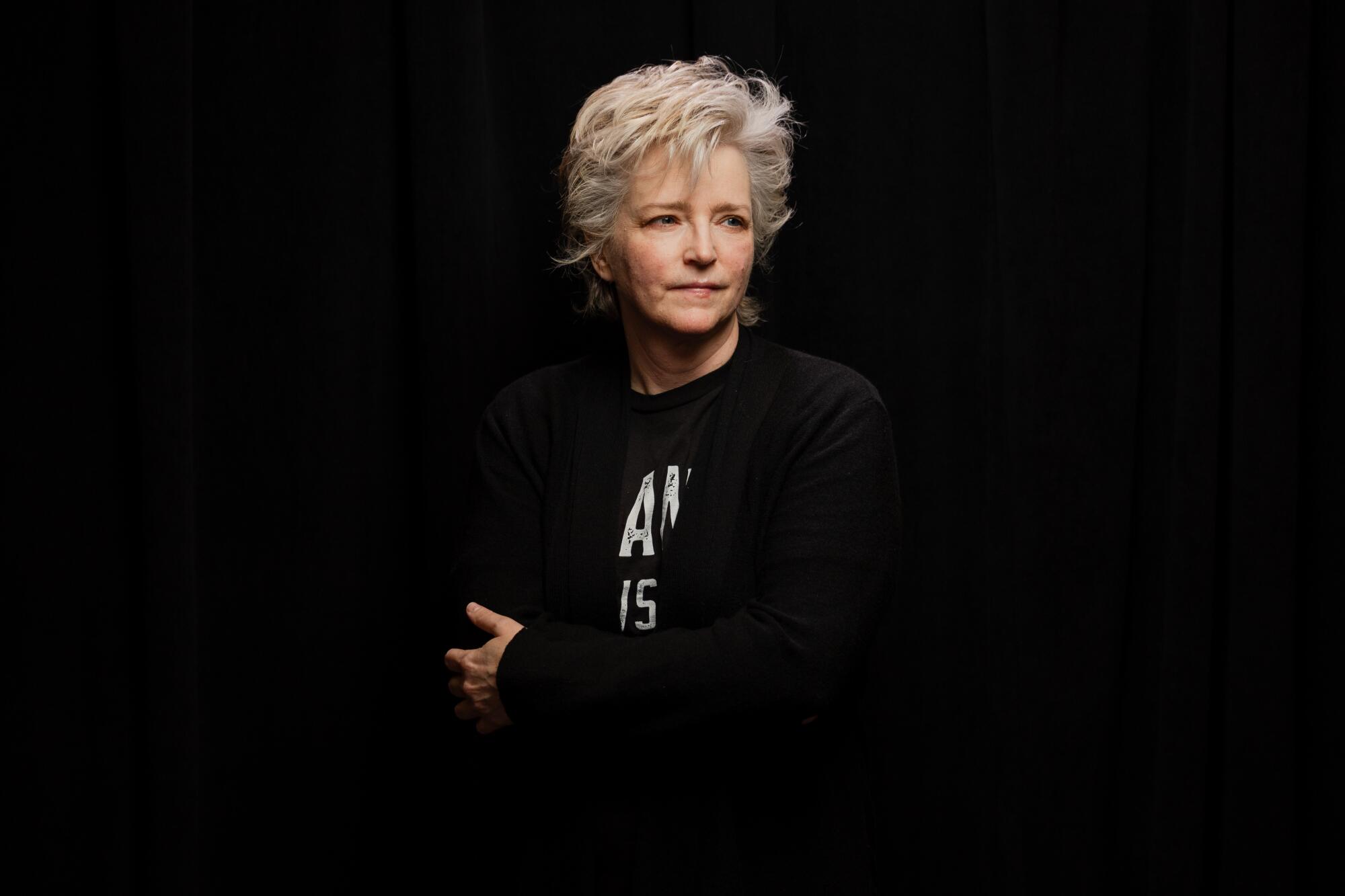 Karin Slaughterher im Porträtstudio der Los Angeles Times 