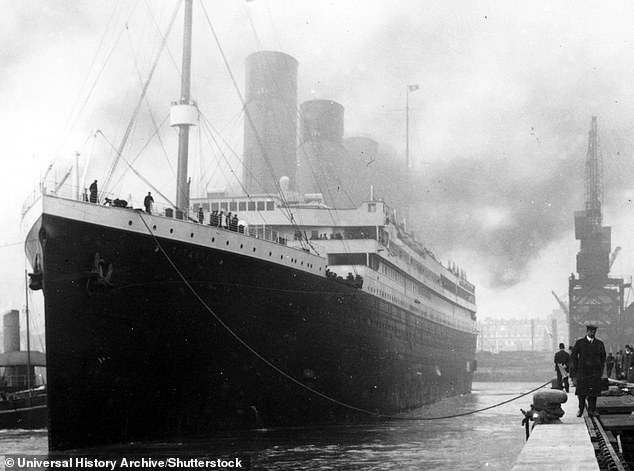 Die Titanic, bevor sie nach New York segelte.  Es war der luxuriöseste Liner, der je gebaut wurde