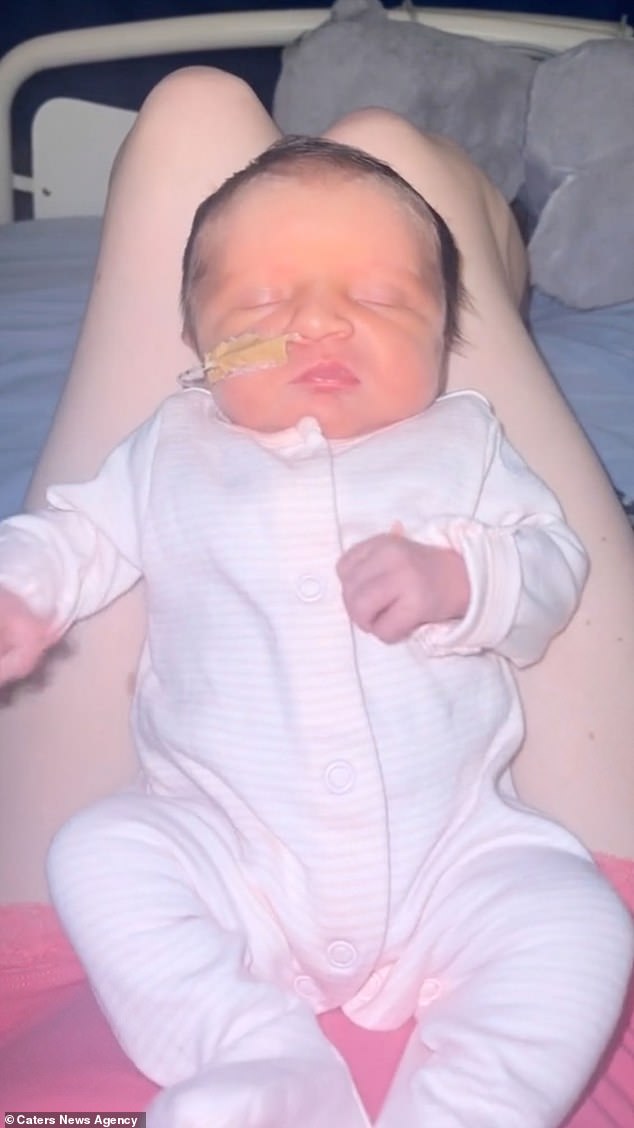 Nach ihrer Geburt im September wurde Maisie zur Phototherapie in ihre eigene Krankenstation gebracht