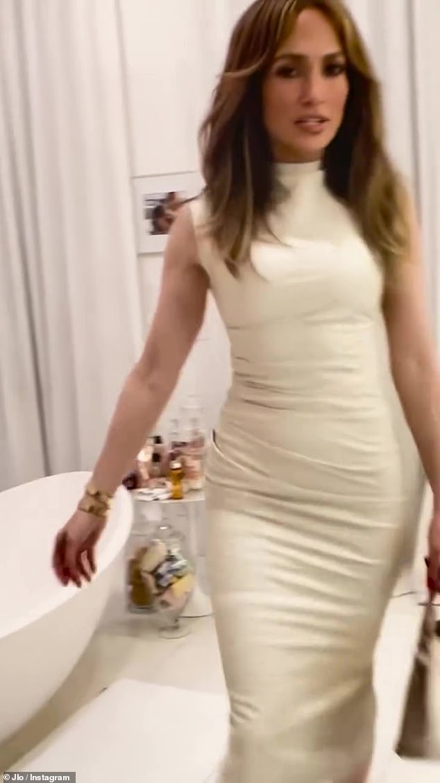 Jennifer trug ein ärmelloses weißes Kleid, das ihre berühmten Kurven elegant betonte