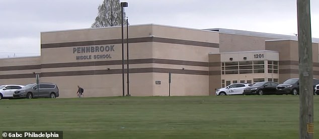 Der Vorfall ereignete sich am Mittwoch in der Pennbrook Middle School, als die 13-Jährige ihr zwölfjähriges weibliches Opfer in der Schulcafeteria mit dem Becher überrumpelte, sie am Kopf traf und eine offene Wunde verursachte
