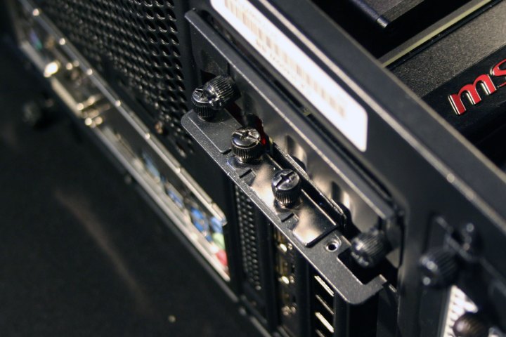 Eine PCIe-Rückplatte in einem Computer.