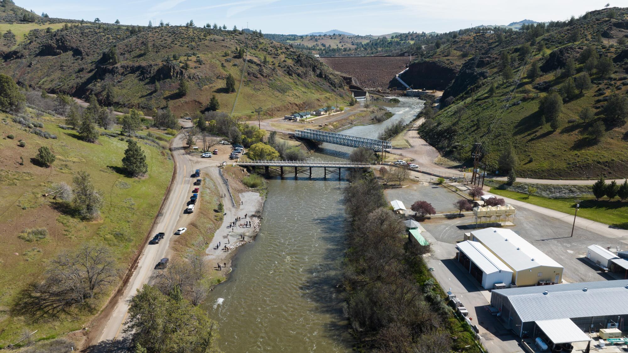 Eine Luftaufnahme des Klamath River stromabwärts des Iron Gate Dam, wo in Brutstätten gezüchtete Lachse freigelassen wurden.