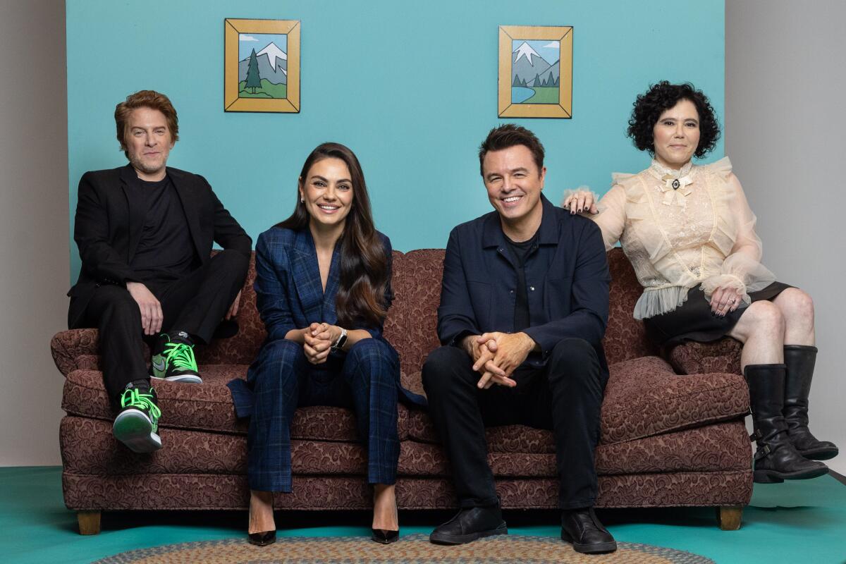 Vier Schauspieler posieren auf einer dem Zeichentrickfilm nachempfundenen Couch "Familienmensch" Satz.