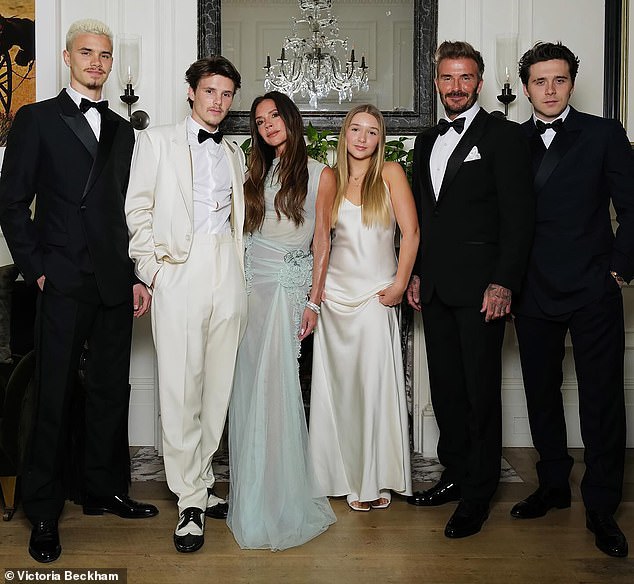 Victoria mit ihrer Familie vor einer feierlichen Dinnerparty in London am Samstagabend