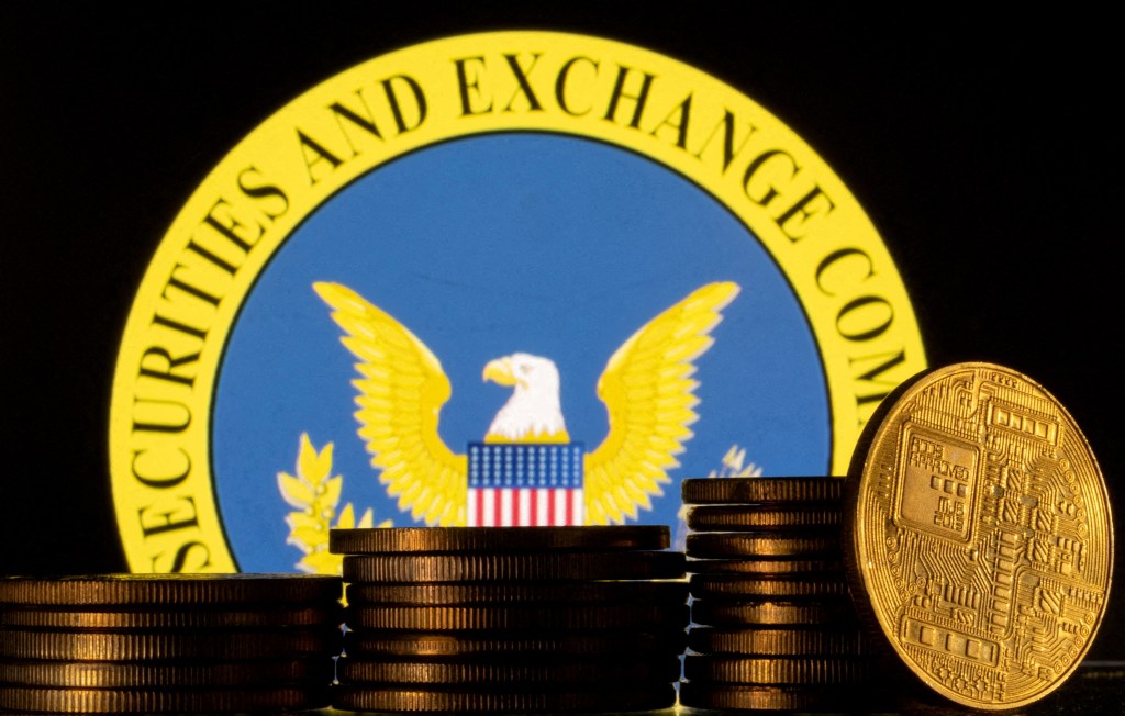 Logo der US-Börsenaufsichtsbehörde Securities and Exchange Commission mit Darstellungen gestapelter Kryptowährungsmünzen als Illustration
