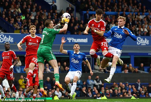 Soccer Football - Premier League - Everton v Nottingham Forest - Goodison Park, Liverpool, Britain - April 21, 2024 Everton's Jordan Pickford in action with Nottingham Forest's Rodrigo Ribeiro Action Images via Reuters/Lee Smith NO USE WITH UNAUTHORIZED AUDIO, VIDEO, DATA, FIXTURE LISTS, CLUB/LEAGUE LOGOS OR 'LIVE' SERVICES. ONLINE IN-MATCH USE LIMITED TO 45 IMAGES, NO VIDEO EMULATION. NO USE IN BETTING, GAMES OR SINGLE CLUB/LEAGUE/PLAYER PUBLICATIONS.