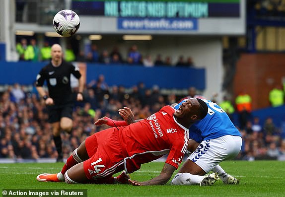 Soccer Football - Premier League - Everton v Nottingham Forest - Goodison Park, Liverpool, Britain - April 21, 2024 Nottingham Forest's Callum Hudson-Odoi in action with Everton's Ashley Young Action Images via Reuters/Lee Smith NO USE WITH UNAUTHORIZED AUDIO, VIDEO, DATA, FIXTURE LISTS, CLUB/LEAGUE LOGOS OR 'LIVE' SERVICES. ONLINE IN-MATCH USE LIMITED TO 45 IMAGES, NO VIDEO EMULATION. NO USE IN BETTING, GAMES OR SINGLE CLUB/LEAGUE/PLAYER PUBLICATIONS.