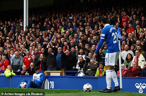 Soccer Football - Premier League - Everton v Nottingham Forest - Goodison Park, Liverpool, Britain - April 21, 2024 Nottingham Forest fans taunt Everton's Andre Gomes before he takes a corner kick Action Images via Reuters/Lee Smith NO USE WITH UNAUTHORIZED AUDIO, VIDEO, DATA, FIXTURE LISTS, CLUB/LEAGUE LOGOS OR 'LIVE' SERVICES. ONLINE IN-MATCH USE LIMITED TO 45 IMAGES, NO VIDEO EMULATION. NO USE IN BETTING, GAMES OR SINGLE CLUB/LEAGUE/PLAYER PUBLICATIONS.