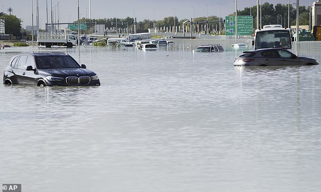 Die Vereinigten Arabischen Emirate, die gerade verheerende Überschwemmungen erlebt haben (Bild), nutzen seit den 1990er Jahren Cloud-Seeding, um die Niederschläge zu erhöhen.  Beamte bestreiten, dass es die Überschwemmungen dieser Woche verursacht hat