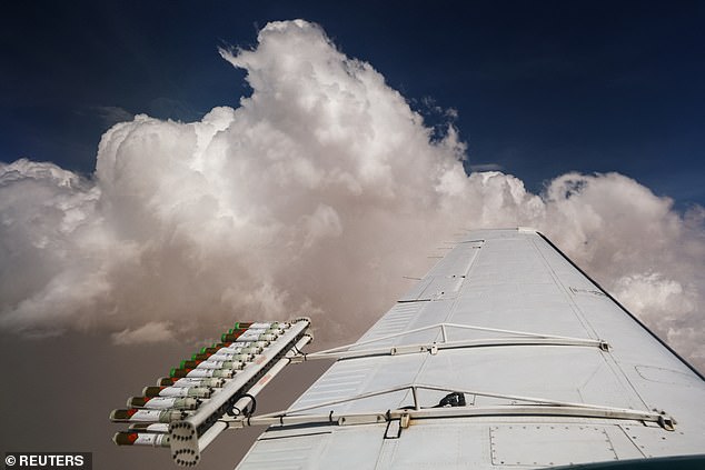 Hygroskopische Fackeln werden während eines vom National Center of Meteorology durchgeführten Cloud-Seeding-Fluges zwischen Al Ain und Al Hayer in den Vereinigten Arabischen Emiraten am 24. August 2022 an einem Flugzeug angebracht