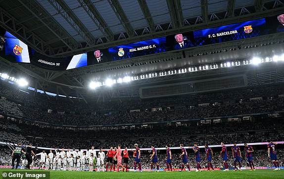 MADRID, SPAIN - APRIL 21: The players of Real Madrid and FC Barcelona take to the field prior to kick-off ahead of the LaLiga EA Sports match between Real Madrid CF and FC Barcelona at Estadio Santiago Bernabeu on April 21, 2024 in Madrid, Spain. (Photo by David Ramos/Getty Images) (Photo by David Ramos/Getty Images)