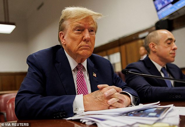 Der ehemalige US-Präsident und derzeitige republikanische Präsidentschaftskandidat Donald Trump (l.) sitzt am Tisch des Angeklagten am Manhattan Criminal Court in New York.
