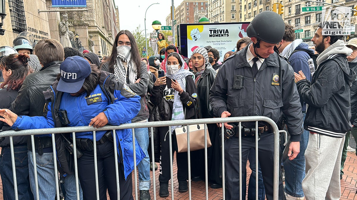 NYPD-Beamte patrouillieren, während pro-palästinensische Demonstranten vor dem Campus der Columbia University demonstrieren