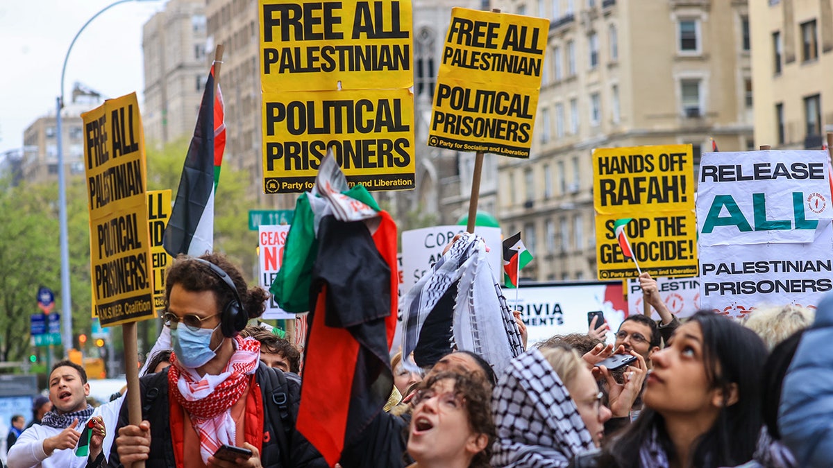 Antiisraelische Demonstranten außerhalb Kolumbiens