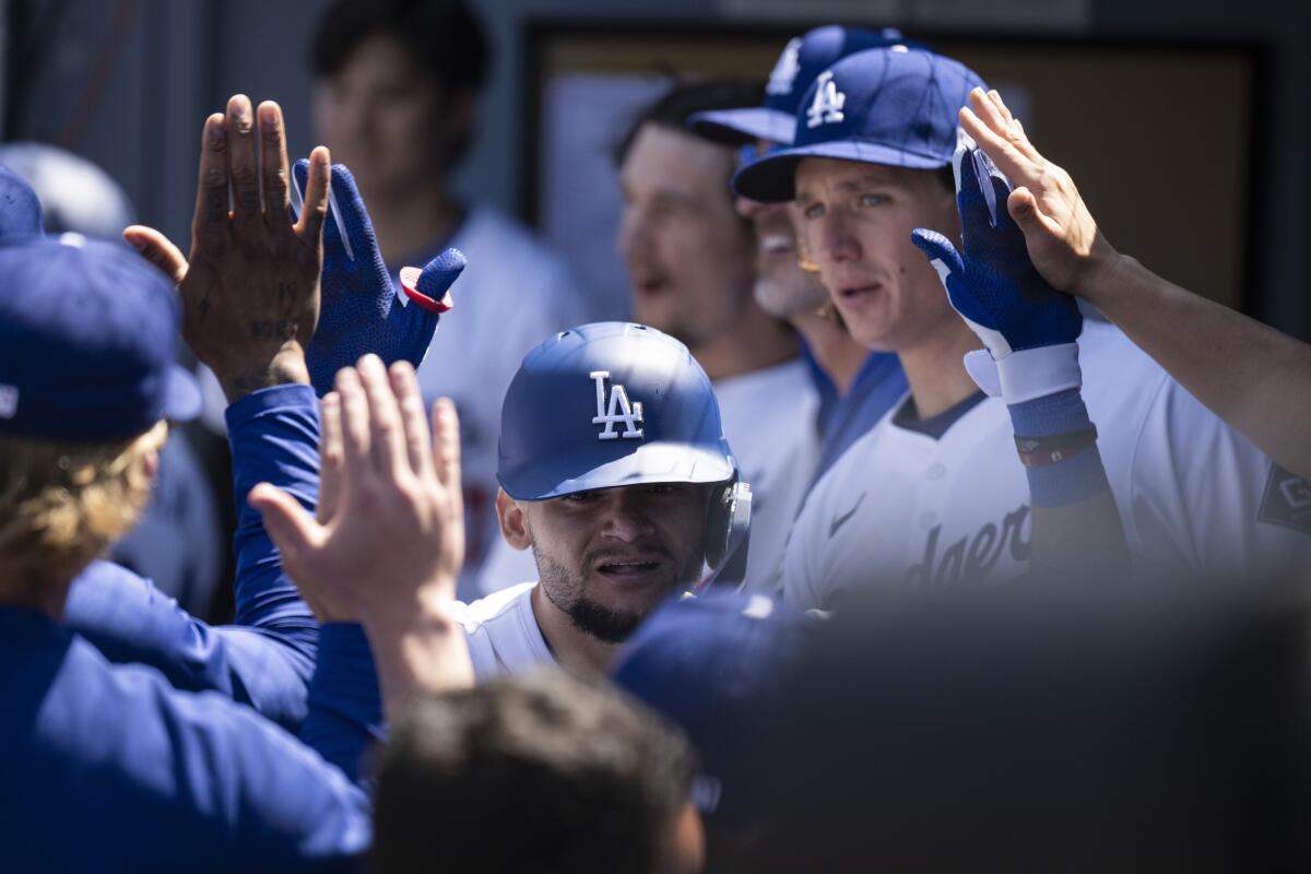 Andy Pages feiert mit seinen Teamkollegen im Dodgers-Unterstand, nachdem er einen dreifachen Homerun geschlagen hat.