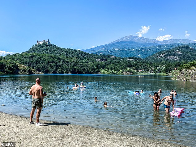 Menschen baden im Gebiet des Sirio-Sees, um sich abzukühlen, in der Provinz Turin, Italien, 16. Juli 2023, als Italien mit der dritten Hitzewelle des Sommers konfrontiert war, die Rekordtemperaturen mit sich brachte
