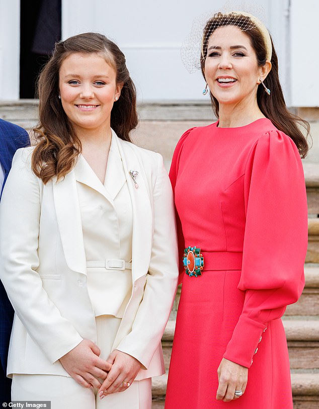Queen Mary ist am 30. April 2022 mit ihrer Tochter, Prinzessin Isabella, abgebildet