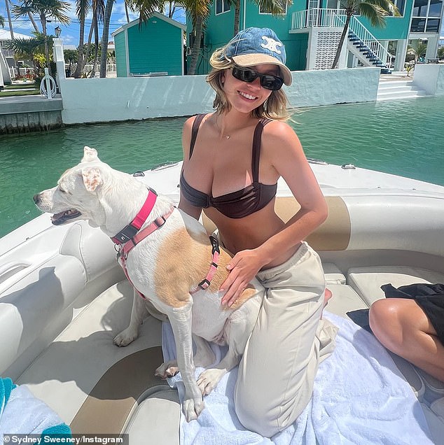 Am Sonntag teilte sie weiterhin im Bikini gekleidete Urlaubsfotos von ihrem vergnüglichen Kurzurlaub mit ihren 21,5 Millionen Followern in den sozialen Medien