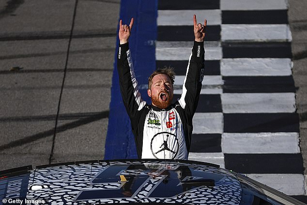 Reddick feiert mit seinem Auto auf der Strecke seinen Sieg beim NASCAR Cup Series GEICO 500