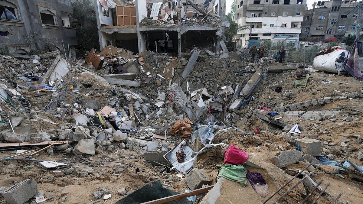 Die Palästinenser blicken auf die Zerstörung