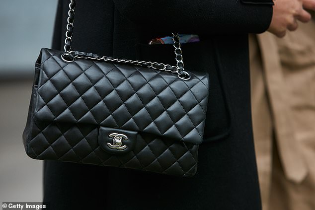 Chanel-Handtaschen kosten über 1.500 £, warum also das Risiko eingehen, sie in der Öffentlichkeit zur Schau zu stellen und überfallen zu werden, fragt unser Autor