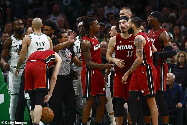 Jaylen Brown #7 der Boston Celtics, links, spricht mit Caleb Martin #16 der Miami Heat