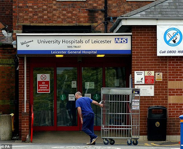 Die langen Wartezeiten an den Universitätskliniken Leicester (im Bild) haben sich fast vervierfacht: 484 Patienten standen mehr als vier Monate auf der Warteliste, verglichen mit 122 im Jahr 2020
