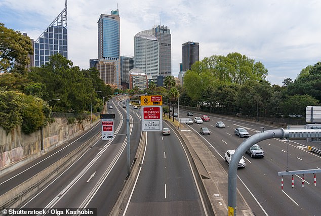 Radfahrern ist das Radfahren auf Autobahnen (Bilder) oder Tunneln in NSW nicht gestattet und sie müssen mit Geldstrafen rechnen, wenn sie die Straftat begehen