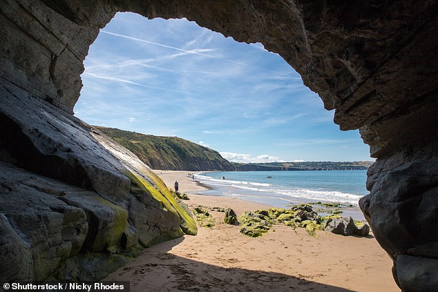 Selbst an warmen Tagen genießt der Strand, der vom National Trust verwaltet wird, den Ruf, ein ruhiger Ort zum Entspannen oder Spazierengehen zu sein