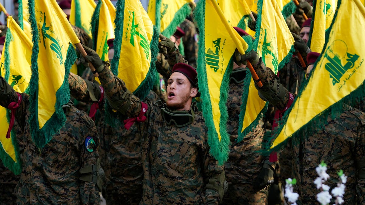 Hisbollah-Kämpfer nehmen an der Beerdigung ihres Kommandanten Wissam al-Tawil teil