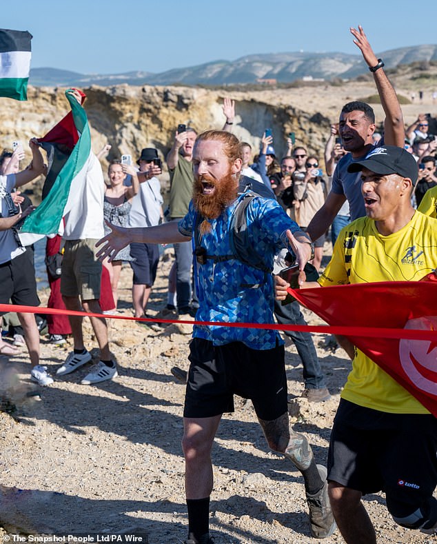 Russ stellte sich vor, wie er die Ziellinie in Ras Angela, dem nördlichsten Punkt Tunesiens, überquerte, nachdem er in 352 Tagen das Äquivalent von 385 Marathons absolviert hatte