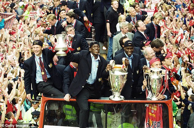 Cole war ein wichtiger Teil der Mannschaft von Manchester United, die 1999 das Triple gewann, und erzielte in allen Wettbewerben 24 Tore