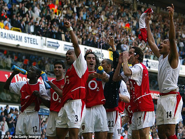 Cole (Dritter von links) war ein wichtiger Teil des Arsenal-Teams, das in der Saison 2003/04 ungeschlagen blieb